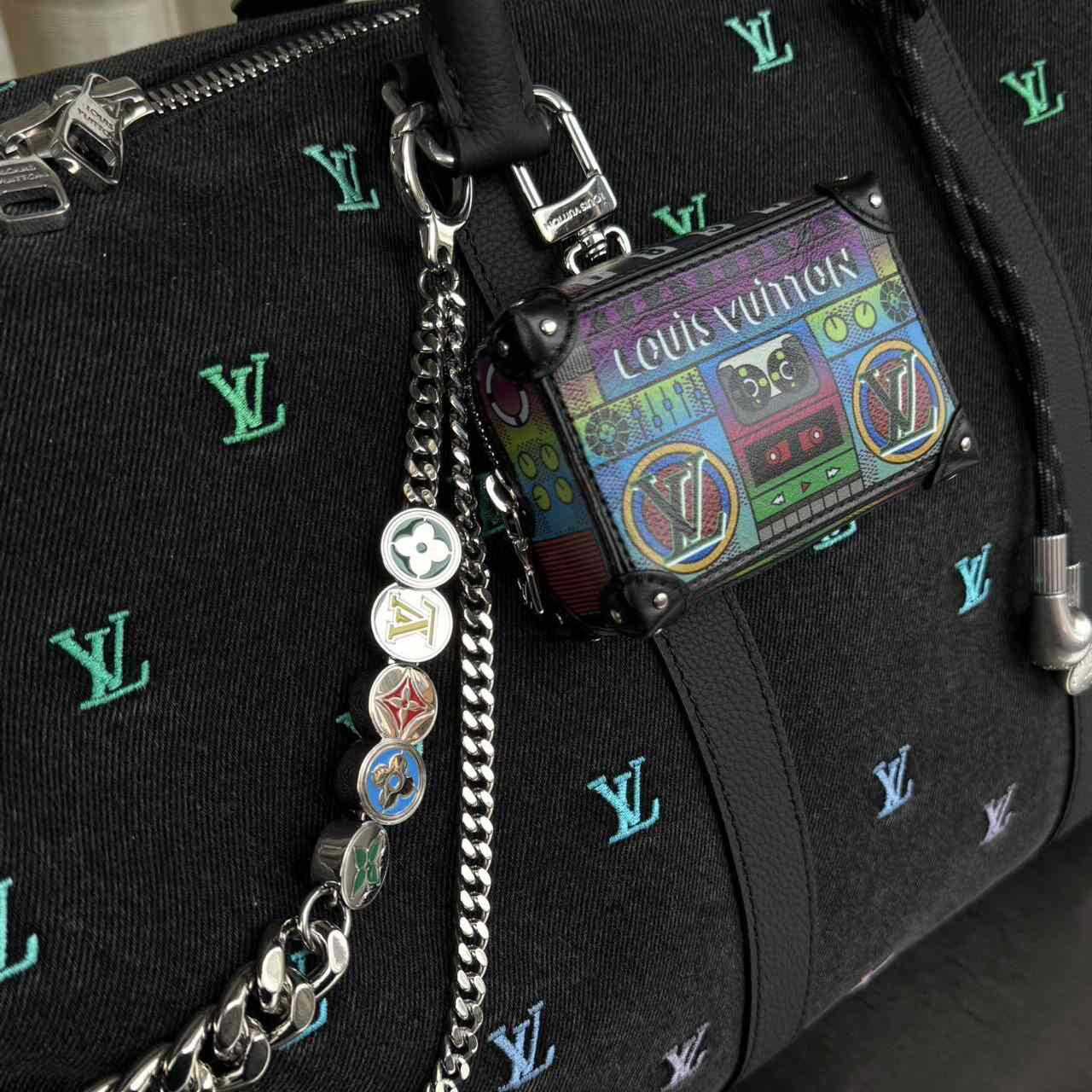 Louis Vuitton LV Stereo Bag Charm   M02395 - DesignerGu