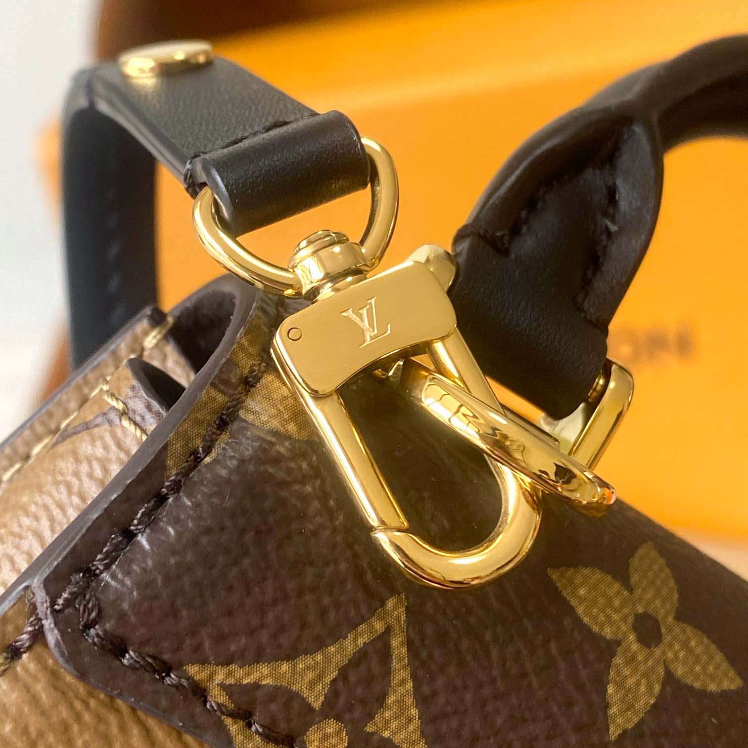 Louis Vuitton Tilsitt Handbag   M83473 - DesignerGu