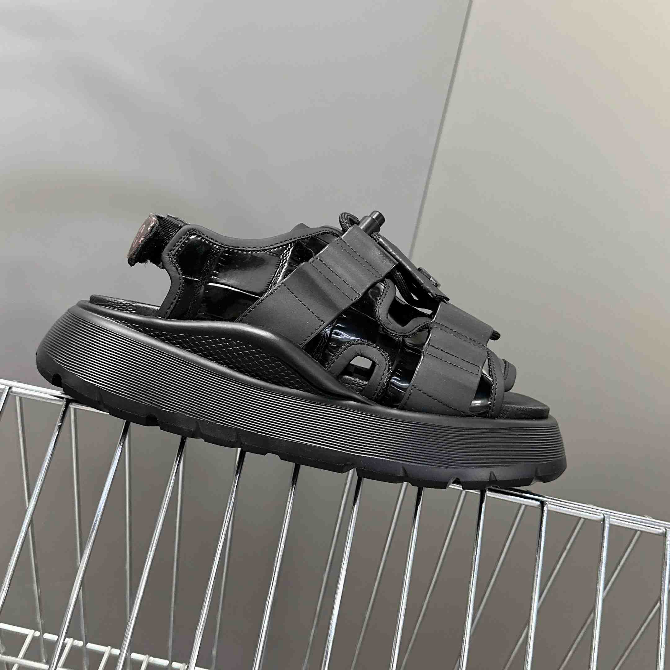 Louis Vuitton Chameleon Comfort Sandal  1AHNJO - DesignerGu