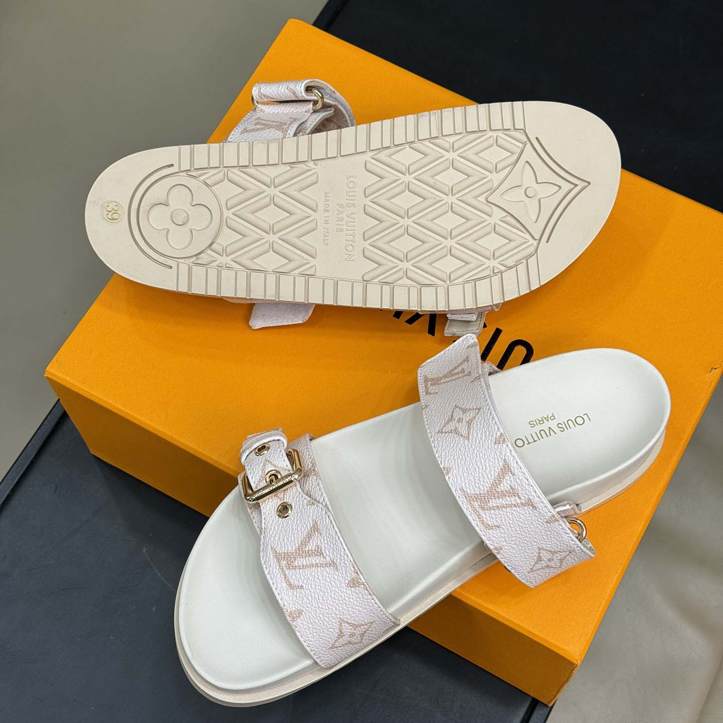 Louis Vuitton Bom Dia Flat Comfort Mule   1AHMT3 - DesignerGu