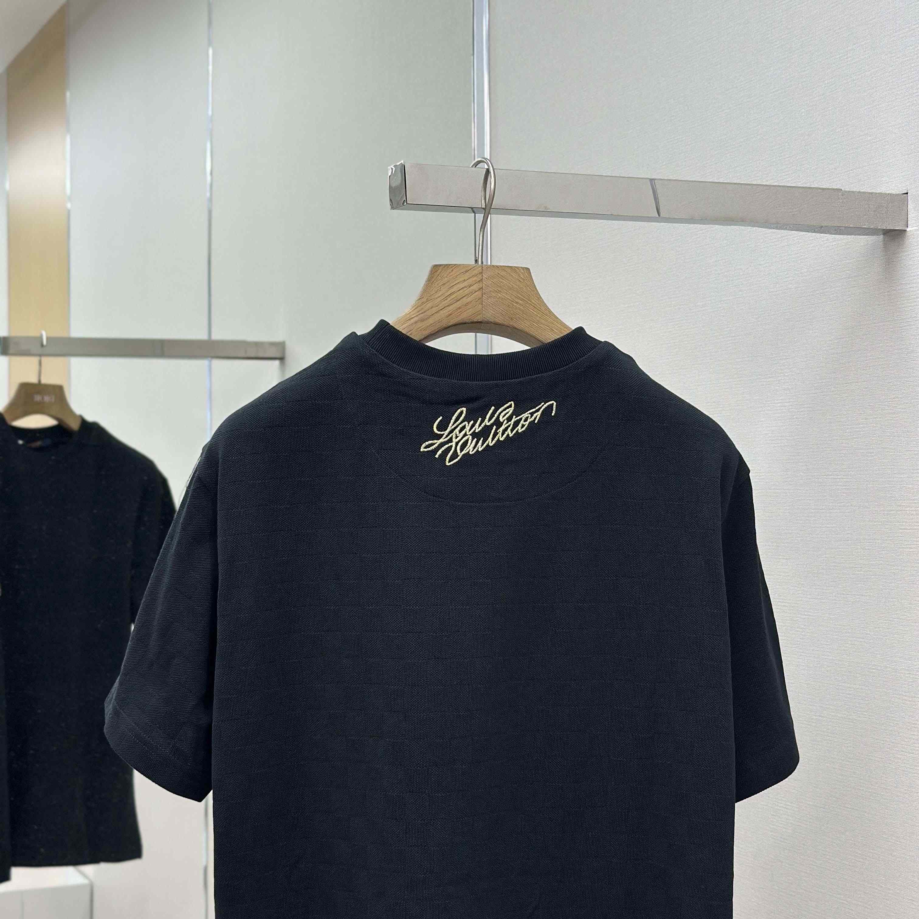 Louis Vuitton Signature Patch Cotton T-Shirt   1AGJZF - DesignerGu