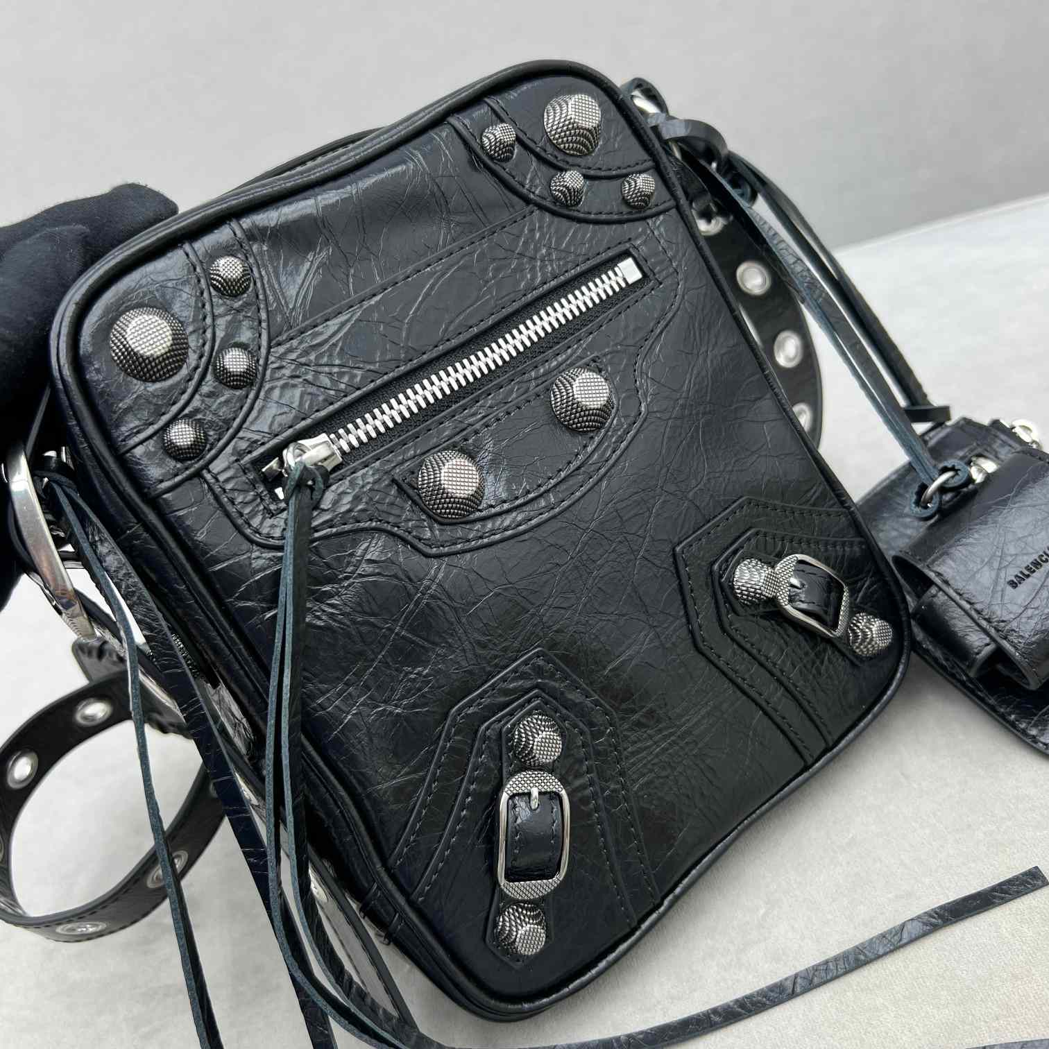 Balenciaga Le Cag M Cross (21-17-4.5cm) - DesignerGu