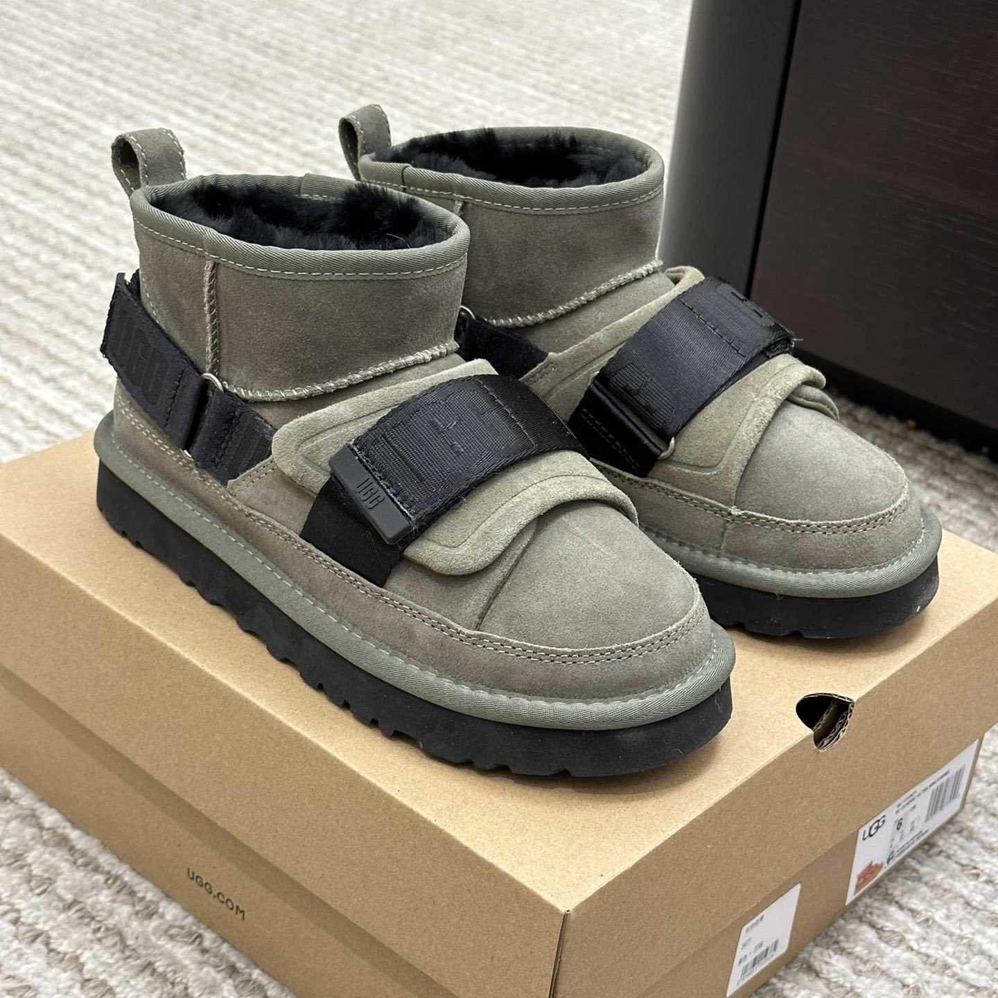 Ugg Logo Boots - DesignerGu