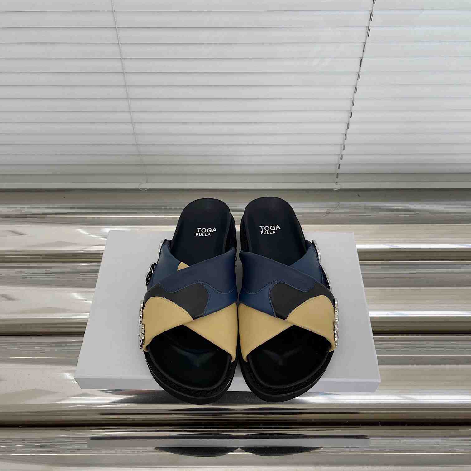 Toga Virilis Slides - DesignerGu