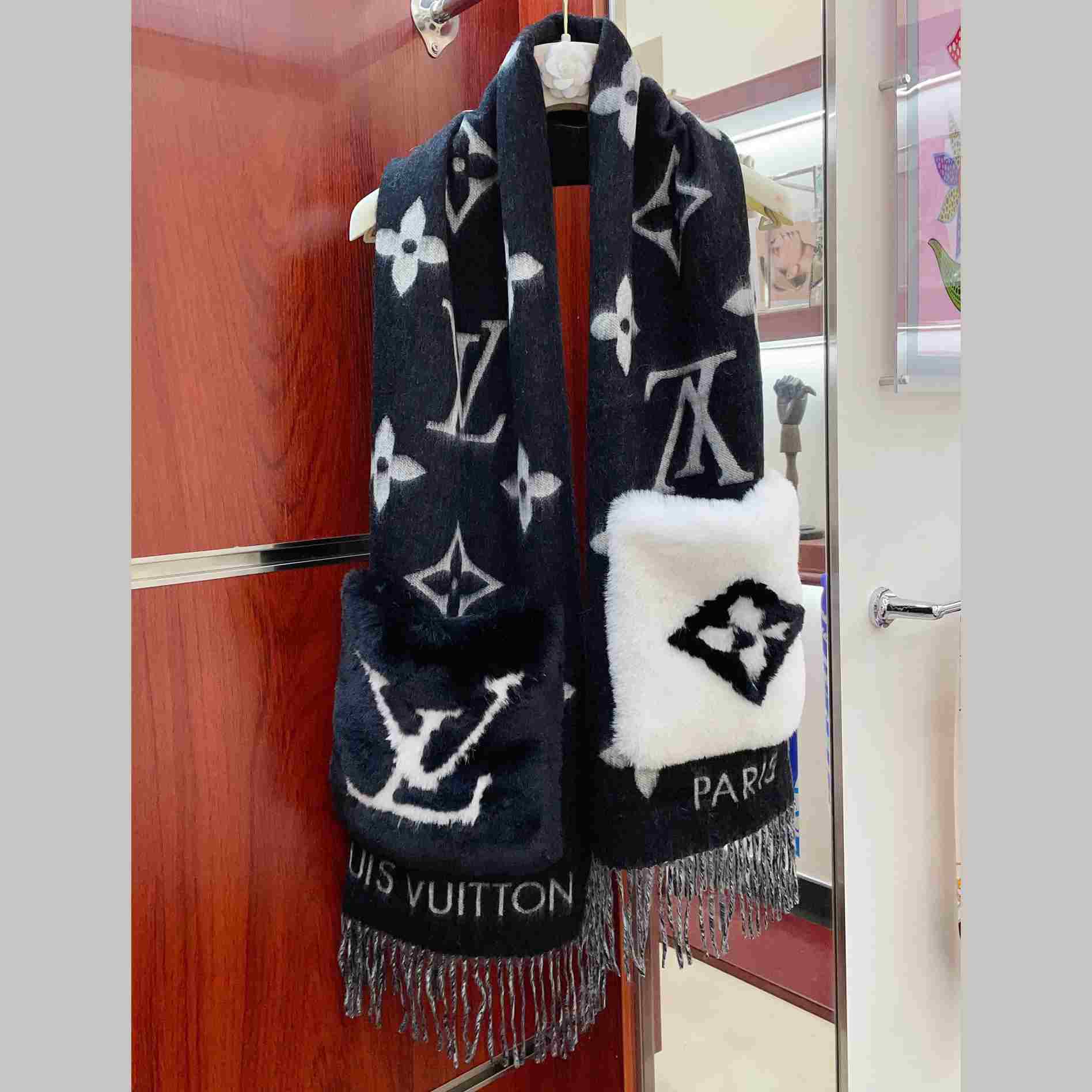 Louis Vuitton Cold Reykjavik Scarf - DesignerGu