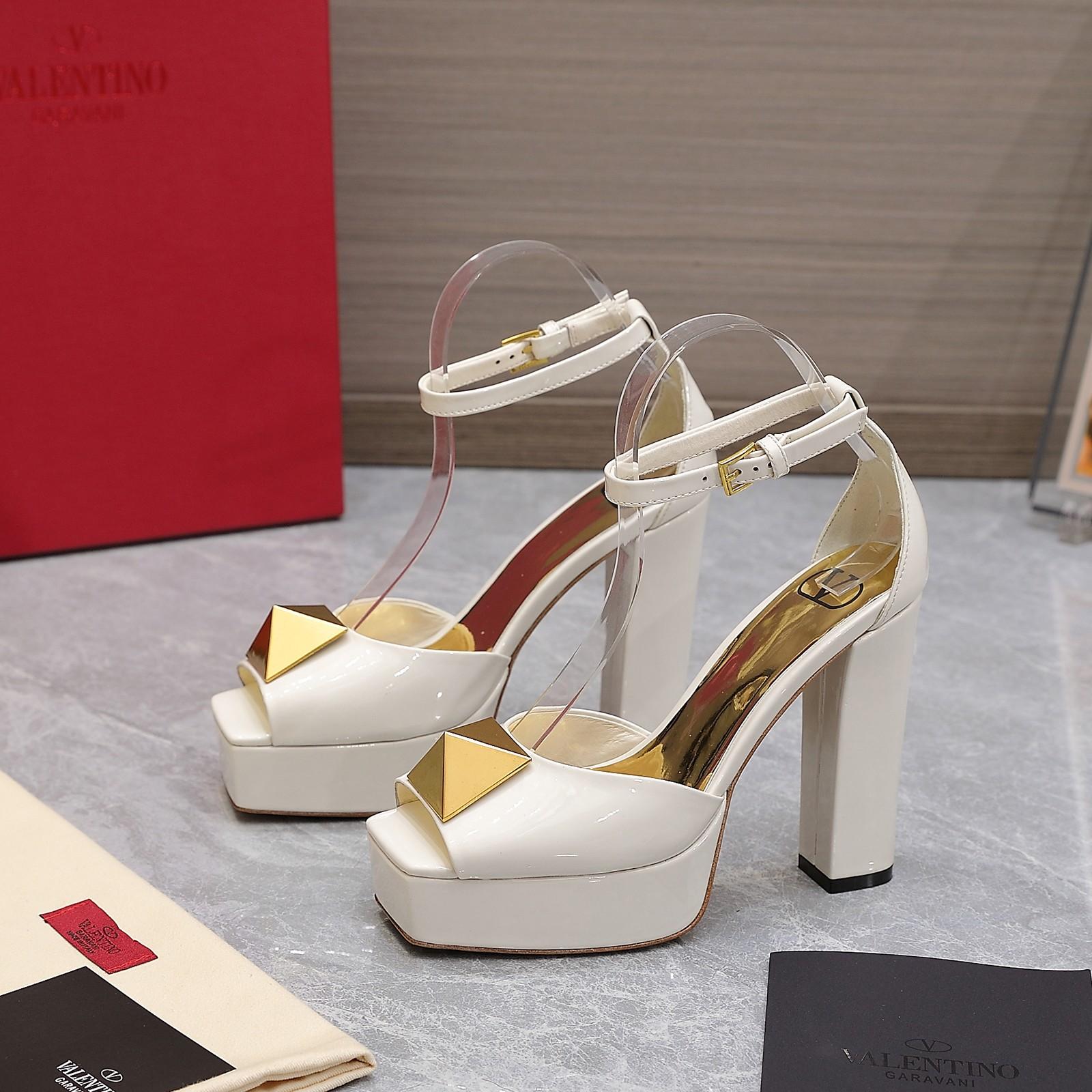 Valenti Garavani One Stud Patent Leather Platform Sandals - DesignerGu