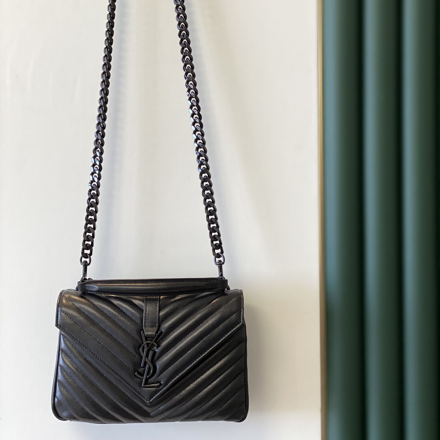 Saint Laurent Leather Shoulder Bag Black  (24x17x6.5cm) - DesignerGu