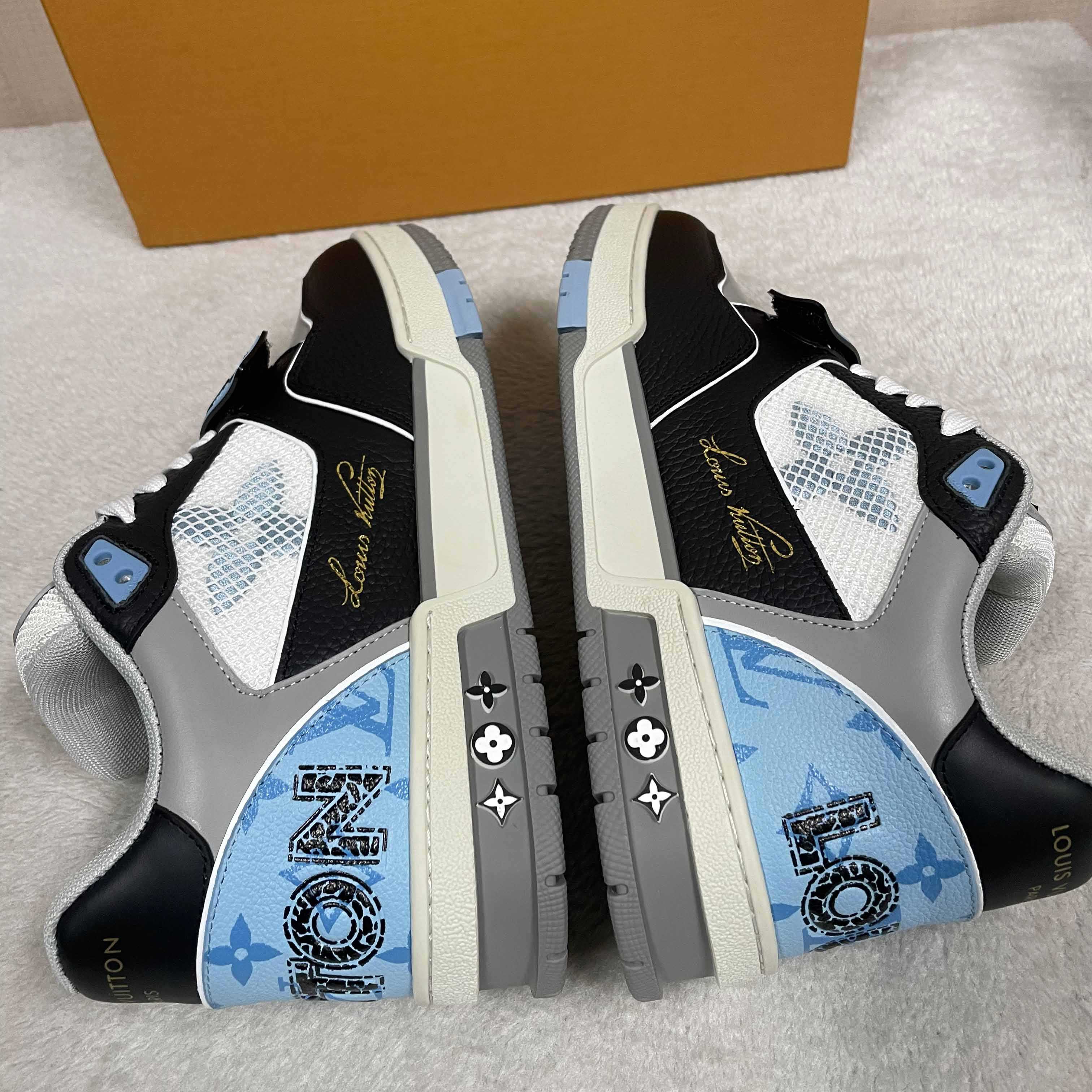 Louis Vuitton LV Trainer Sneaker    1AC513 - DesignerGu
