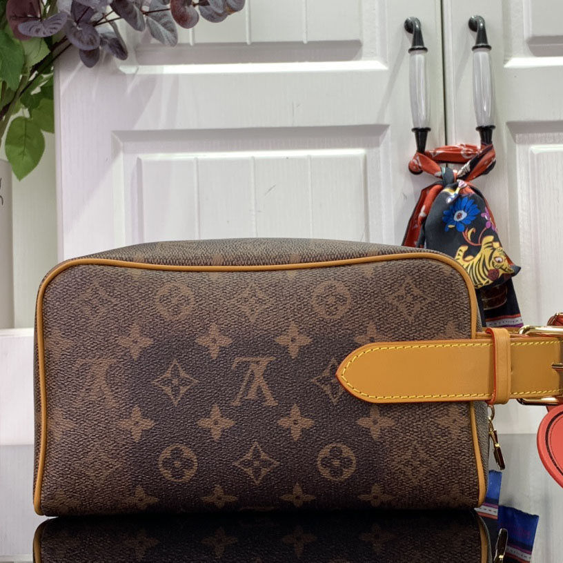 Louis Vuitton Locker Dopp Kit  M11765 - 