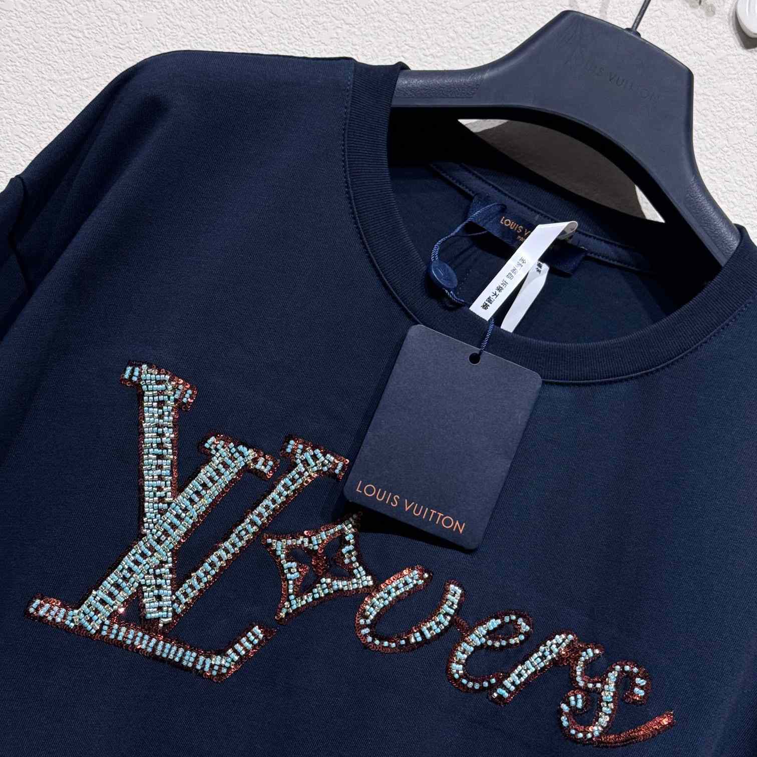 Louis Vuitton LV Vers Embellished Short-Sleeved T-Shirt  1AGHXO - DesignerGu