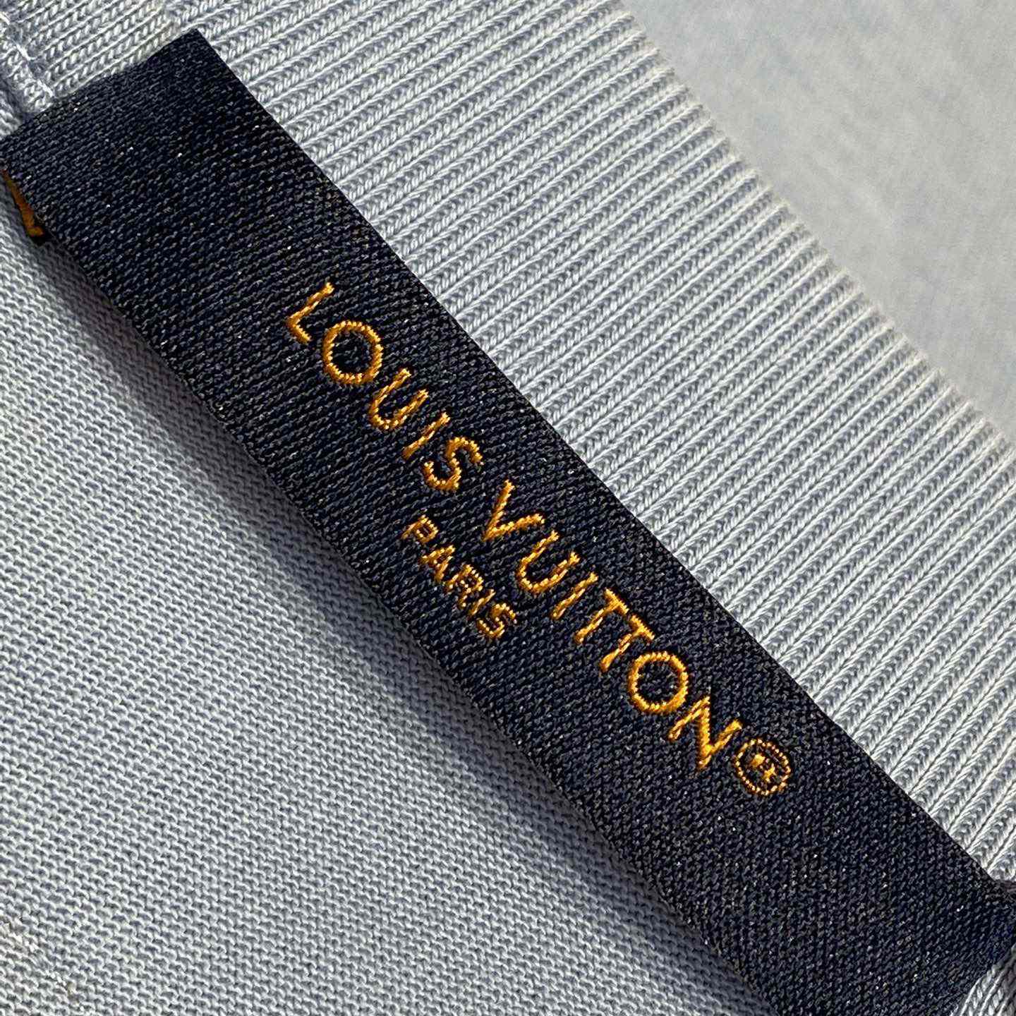 Louis Vuitton Embossed LV T-Shirt  1AGIIO - DesignerGu