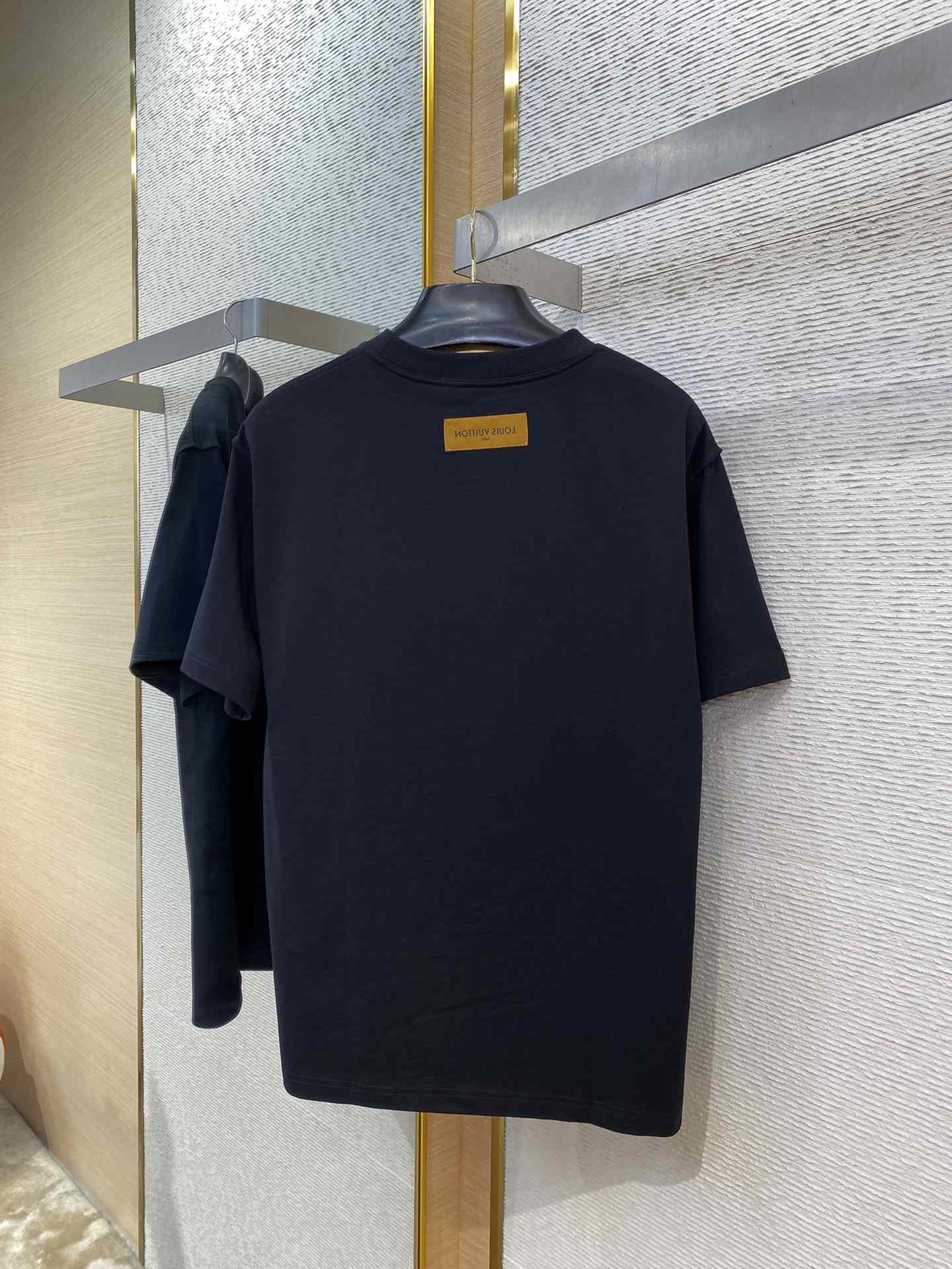 Louis Vuitton Embossed LV T-Shirt    1AGIJ4 - DesignerGu