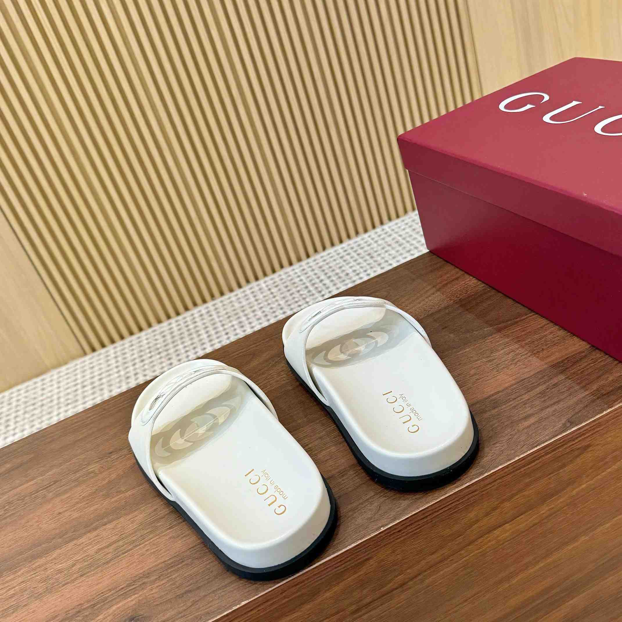 Gucci Women's Interlocking G Slide Sandal - 