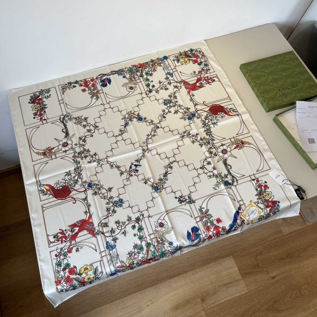 Gucci Printed Silk Twill Carré - DesignerGu