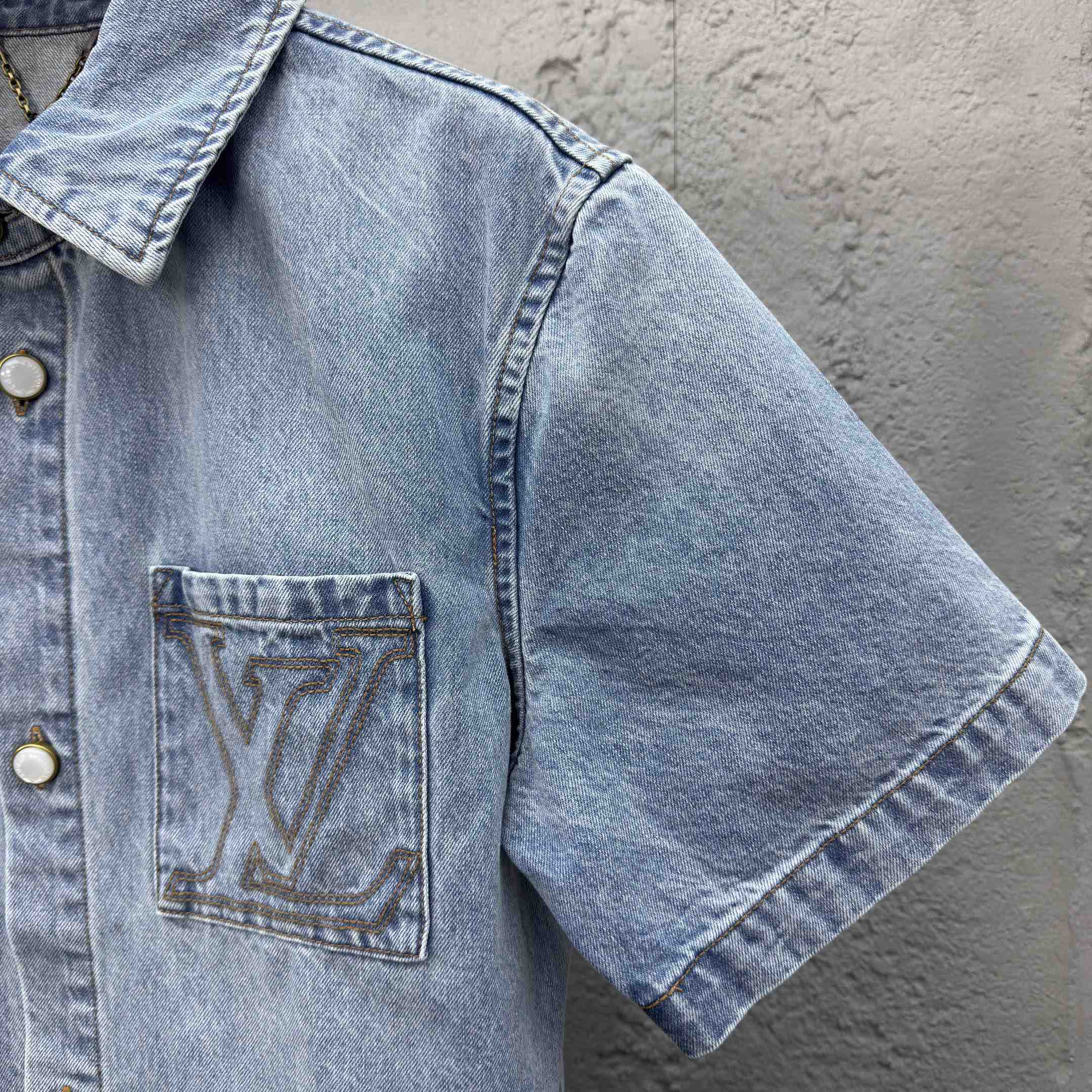 Louis Vuitton Short-Sleeved Denim Shirt  1AGJOP - DesignerGu