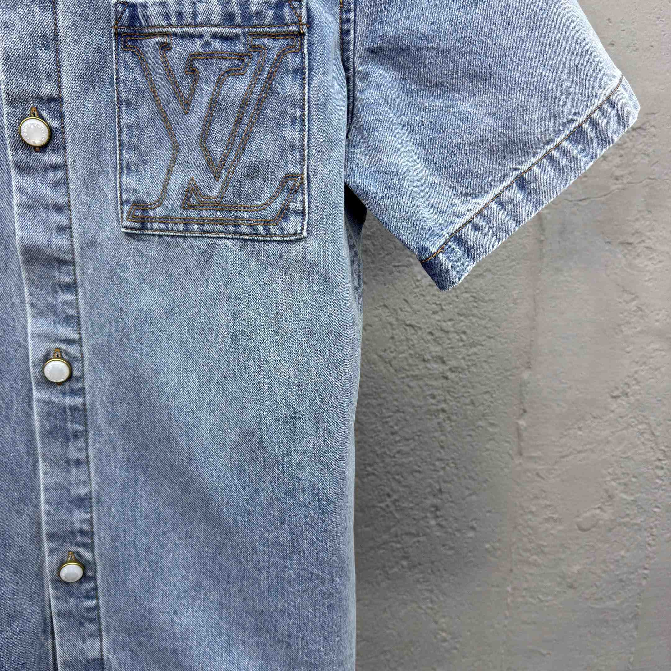 Louis Vuitton Short-Sleeved Denim Shirt  1AGJOP - DesignerGu