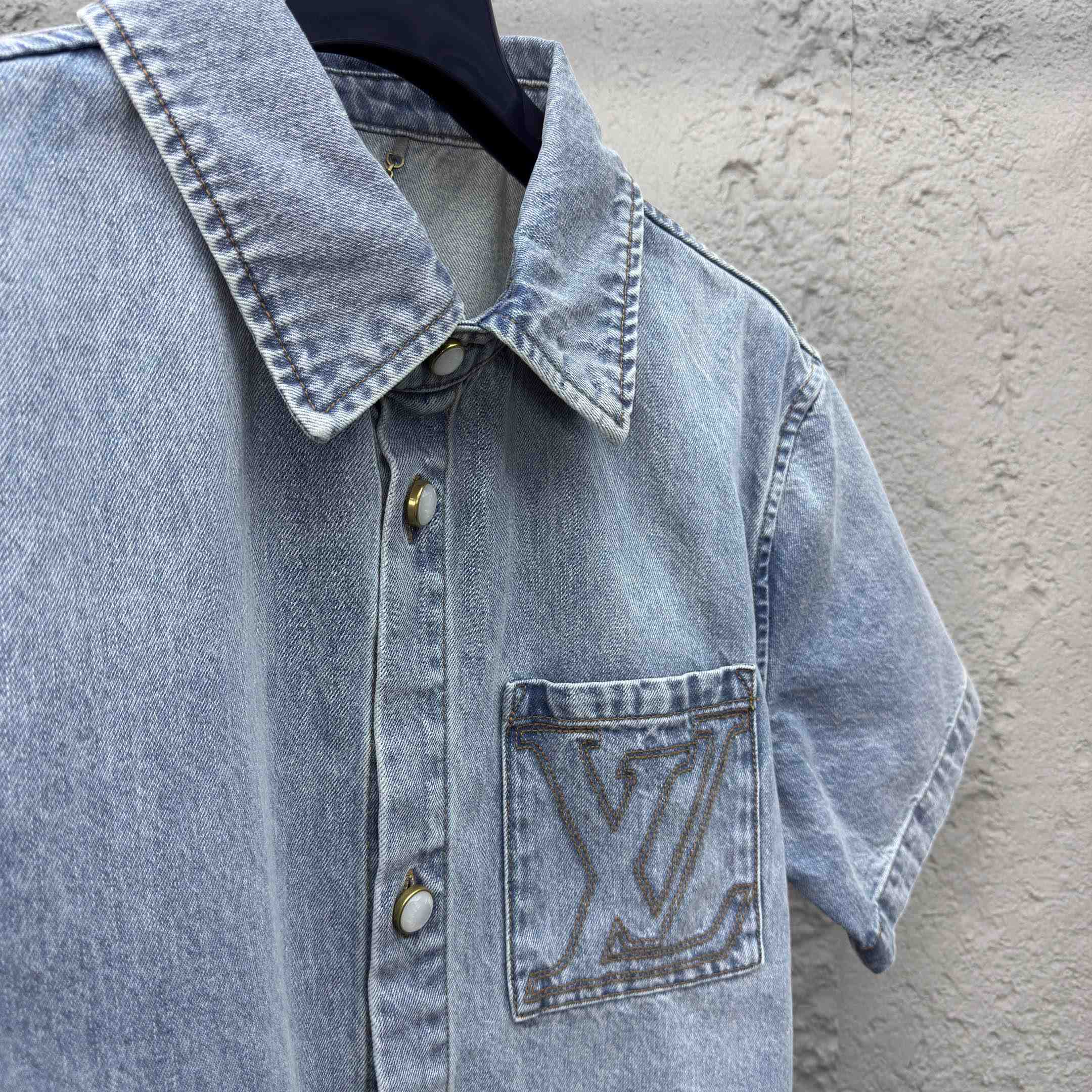 Louis Vuitton Short-Sleeved Denim Shirt  1AGJOP - DesignerGu